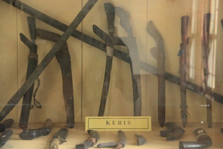 beberapa_keris_dan_golok_yang_menjadi_peninggalan_kerajaan_badau_masih_tersusun_rapih_di_salah_satu_sudut_museum
