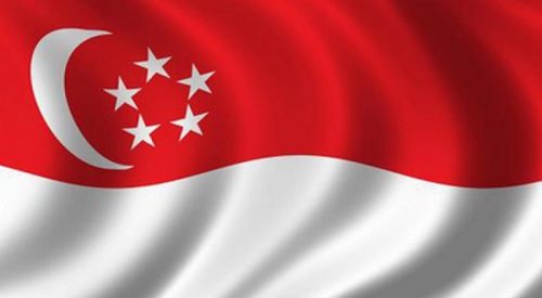 Singapore National Day Sebagai yang kita tahu, Bahwa Singapura adalah negara tentangga yang maju dan hampir sempurna. Kota yang bersih, teratur, rapi dan nyaman dan hampir setiap macam hiburan ada disini. Didukung dengan rakyatnya yang bertoleransi tinggi, disiplin dan pekerja keras. Negara ini merayakan hari kemerdekaanya pada 9 Agustus 1965. Awal masa kejayaan Singapura adalah pada saat negara ini dibangun dan diambil alih oleh Britania Raya, seorang bernama Sir Thomas Stamford Bingley Raffles atau yang lebi dikenal dengan Thomas Stamford Raffles. Bahkan namnya sekarang di pakai di sudut-sudut jalan di Singapura, Hotel dan ada Tugu Monumennya sendiri. Ia membuat Singapura menjadi tempat yang modern dan strategis untuk perdagangan. Namun sebelumnya apakah kita tahu bahwa Singapura adalah bagian dari Kerajaan Sriwijaya? Ya, Singapura dulunya adalah bagian dari kerajaan Sriwijaya, pada abad ke-14. Pada awalnya Singapura merupakan sebagian dari kerajaan Sriwijaya dan dikenal sebagai Temasek "Kota Laut". Pada abad ke-16 dan kurun ke-19, Kepulauan Melayu makin lama menjadi milik penjajah dari Eropa. Hingga akhirnya kota ini dibangun oleh Thomas Stamford Raffles. Singapura sendiri juga pernah jatuh ke tangan Jepang. Pada 16 September 1963, Inggris setuju untuk menyerahkan Singapura bergabung dengan Federasi Malaysia. Namun pada akhirnya Singapura memilih keluar dari Federasi Malaysia. Dan pada akhirnya Singapore menjadi negara yang beridiri sendiri. Sekarang ini pada saat perayaan Singapore National Day selalu diperingati dengan semarak dan meriah, selalu ada parade besar-besaran di Singapura dan berbagai macam acara yang seru dan menghibur. Biasanya akan ada parade militer, parade kesenian dan kebudayaan multikultural yang ada di Singapura. Malamnya acara Singapore National Day akan ditutup dengan kembang api yang cantik nan meriah. Kita bisa sekaligus membaur dan ikut merayakan gegap gempita Singapore National Day. Yang lebih menyenangkan lagi di hari Singapore National Day adalah, dibagi-bagikannya secara gratis “funpack” yaitu goody bag yang berisi makanan ringan, minuman dan segala macam pernak pernik yang berhubungan dengan hari raya besar ini, apalagi tas ini dirancang waterproof dan tahan lama agar pemakaian tahan lama. Wah benar-benar asyik sekali ya! Ingat buat jadwalmu di tanggal 9 Agustus dan rasakan indah-nya berbaur pada saat Singapore National Day.