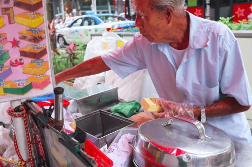 Orang Tua di Singapore Masih Bekerja jualan es
